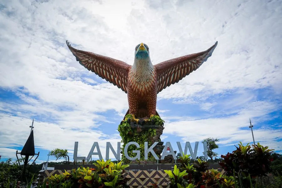 Patung helang Dataran Lang di Kuah, Langkawi