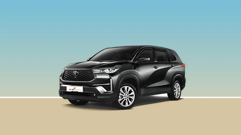 Toyota Innova Zenix hitam dengan pemandu di Langkawi