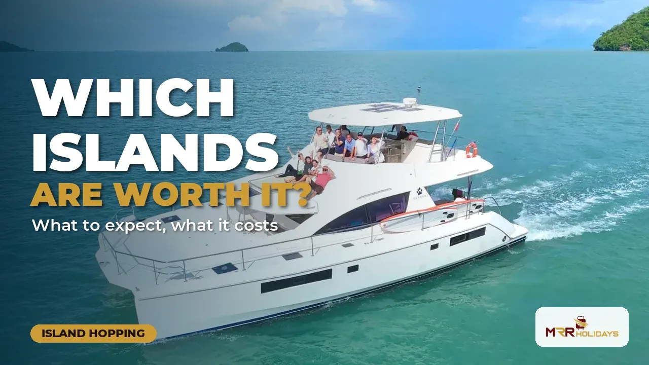 Bot catamaran di laut untuk island hopping di Langkawi